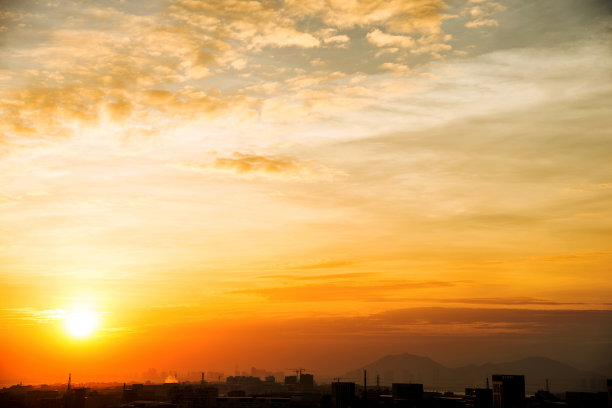 夕阳在云层中