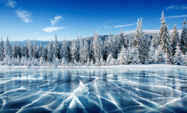 冰雪湖面