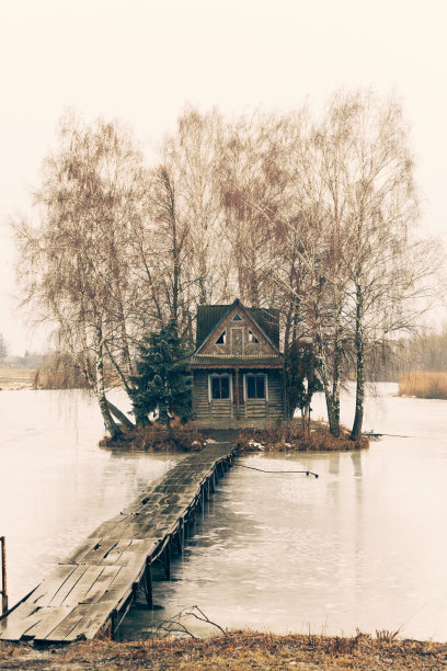湖边小房子