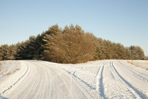 积雪的公路