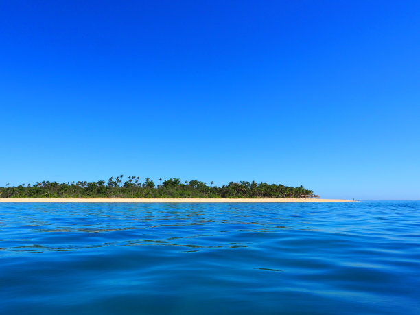 清澈的海水和一个热带岛屿