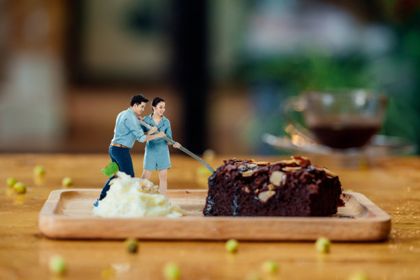 情侣吃蛋糕