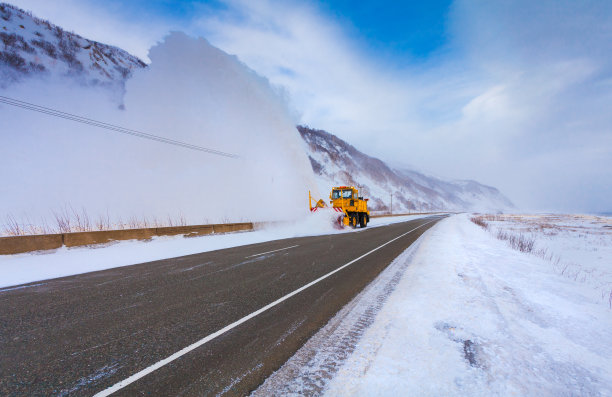 扫雪铲雪从公路在暴风雪中