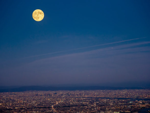 晴朗夜晚的圆月