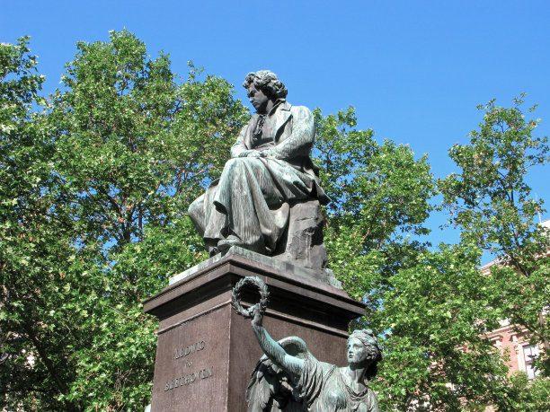 贝多芬雕塑像