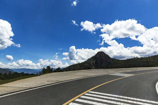 峡谷雪山