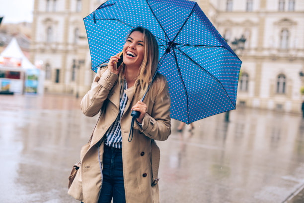 商务办公科技人物雨中打伞