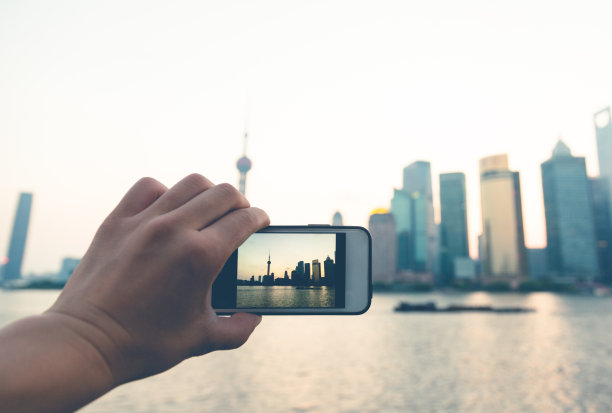 手持手机拍摄上海城市