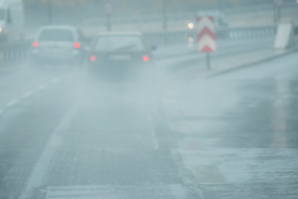 雨中堵车