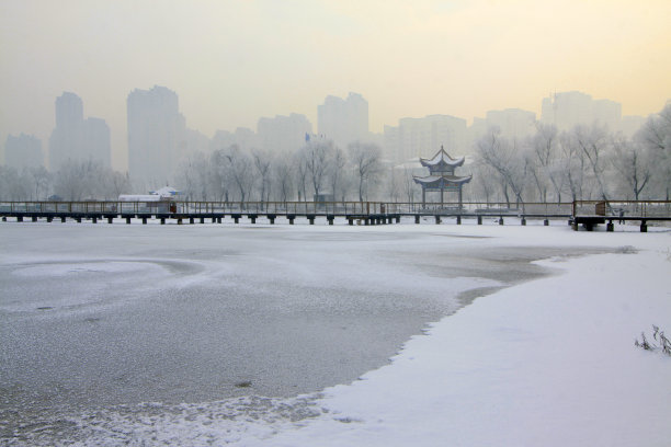 大雪中的亭子