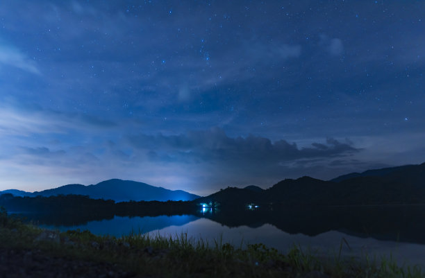 山湖月夜