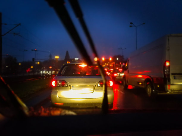 雨中堵车