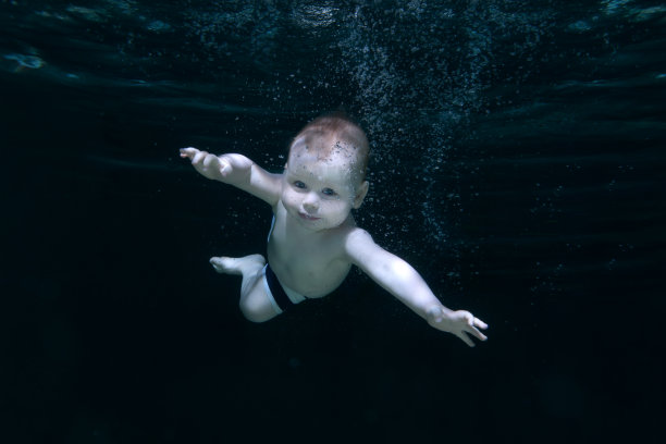 水中的婴儿