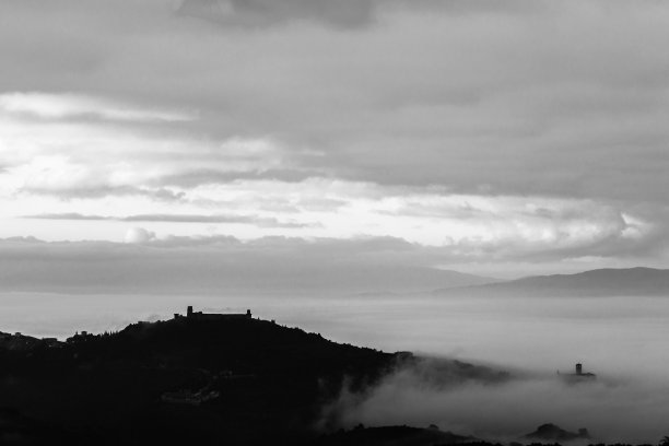 天空云层藏山峰