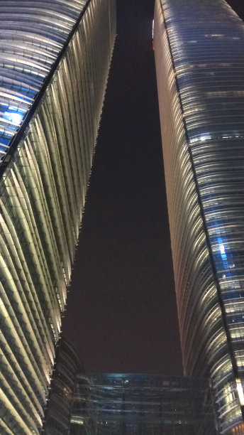 摩天大楼低角度视图在中国深圳