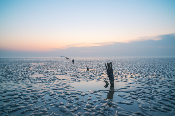 海岸边的渔船