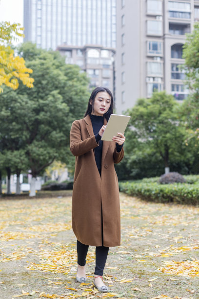 漂亮时髦女人拿着平板