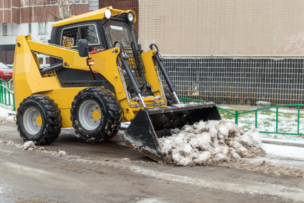 扫雪铲雪从公路在暴风雪中