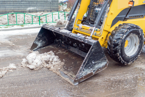 扫雪铲雪从公路在暴风雪中