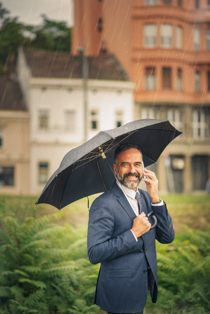 商务办公科技人物雨中打伞