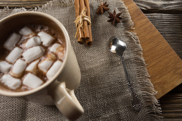 香茶杯上肉桂棒