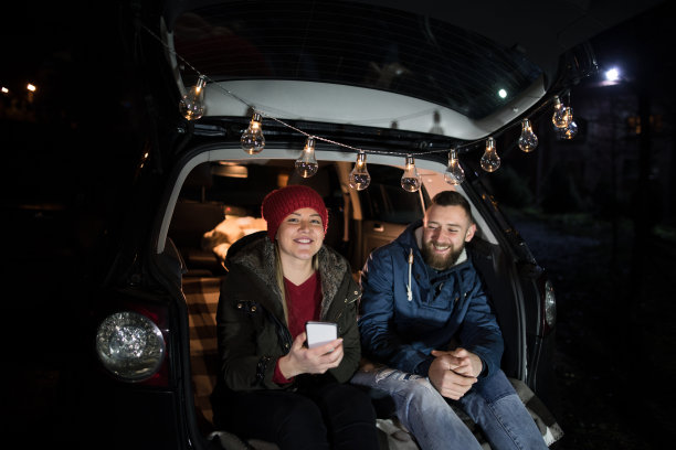 一对微笑的夫妇在露营车上旅行