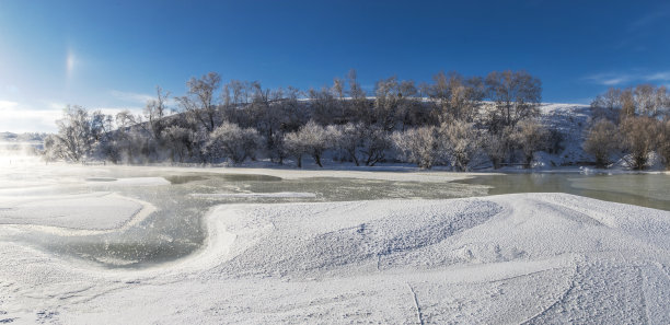 雾中雪山