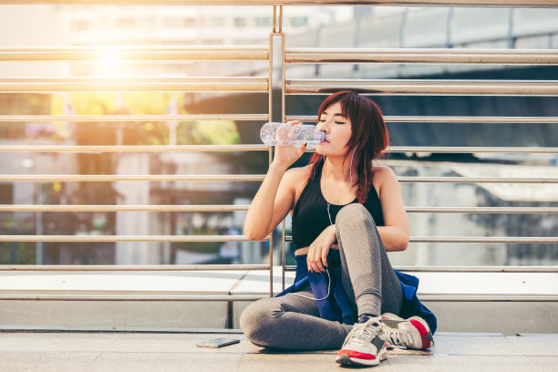 女子慢跑后饮用水