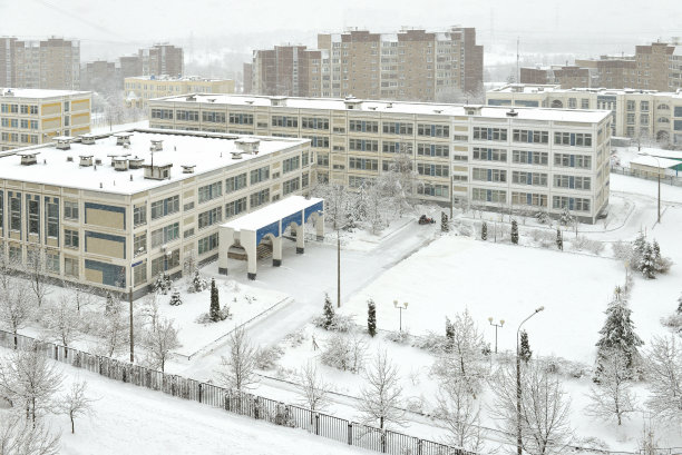 雪天校园