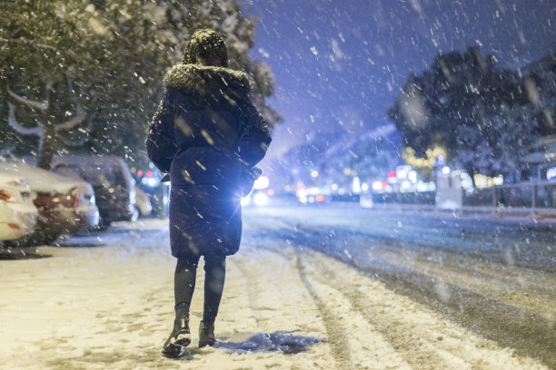 雪天路灯