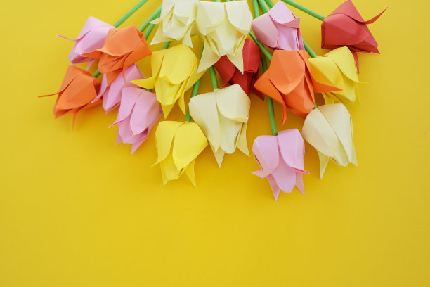 手工折纸的郁金香花束