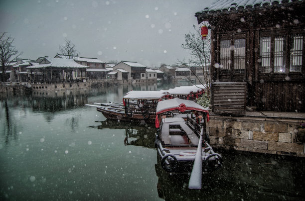 大雪中的亭子