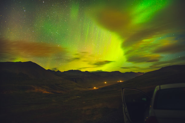 冰岛天空中的极光