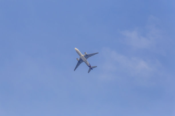 蓝天白云飞机仰视图