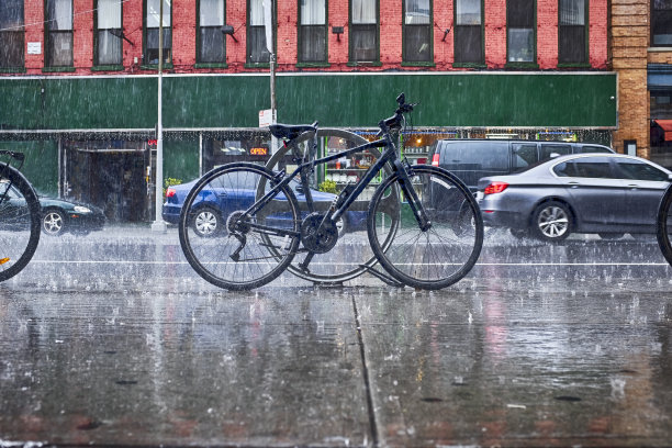 雨中单车