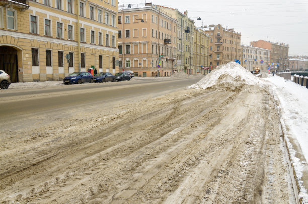 扫雪铲雪从公路在暴风雪中