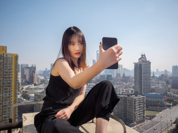 手持手机拍摄上海城市