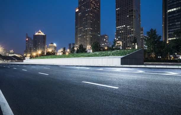 夜色下空荡荡的道路