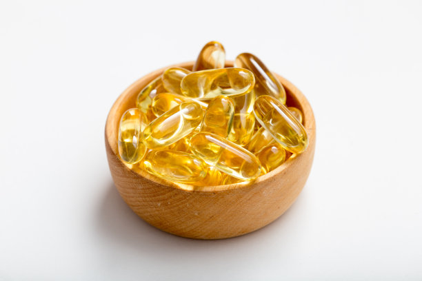 黄色的半透明鱼肝油