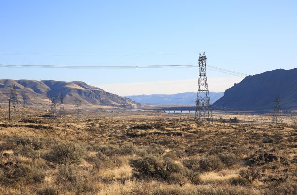 大漠高压电塔