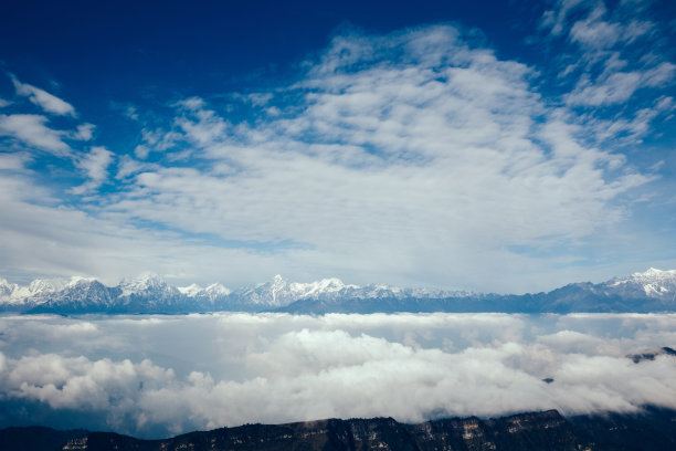 云雾雪山