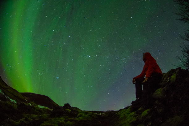 冰岛天空中的极光