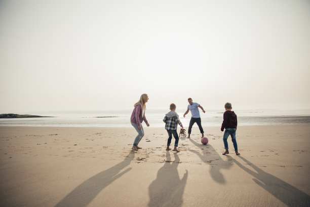 幸福的家庭海滩摄影图片