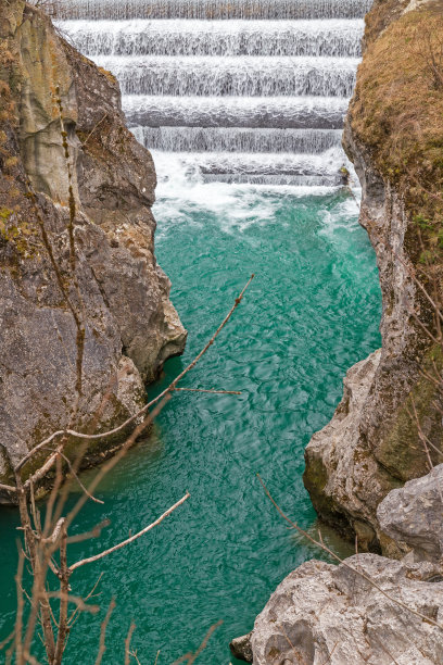 陡峭深渊