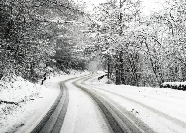 雪天路滑