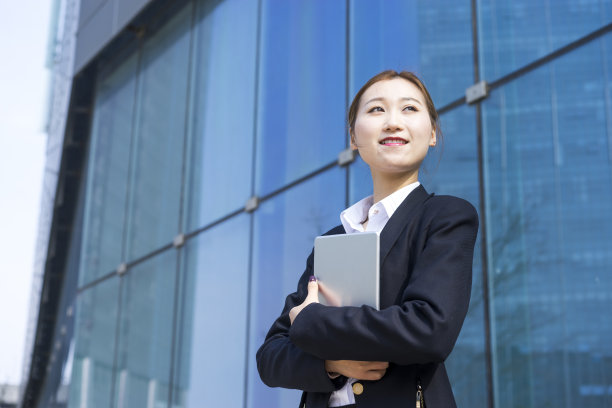 办公楼外职业女性思考未来