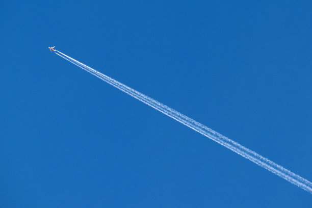 蓝天白云飞机仰视图