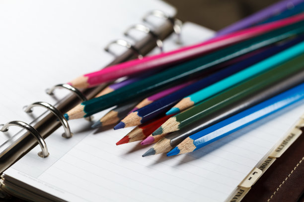 彩色铅笔和笔记本