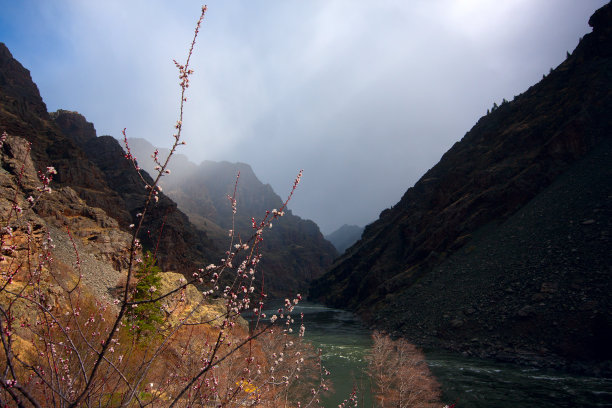 陡峭深渊