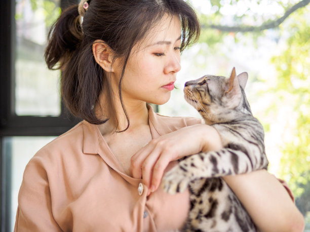 女孩抱着小猫